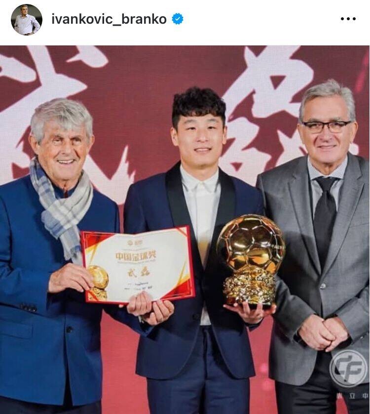  出席中國金球獎頒獎儀式，伊萬曬與武磊、米盧同框照片