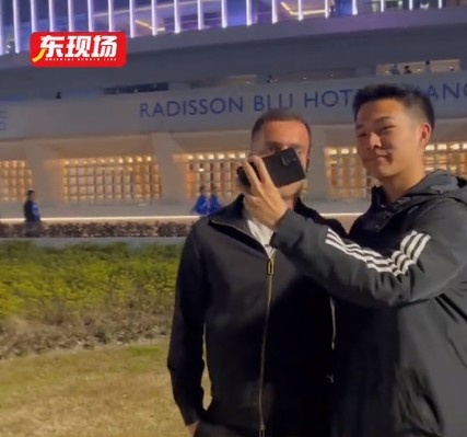  塞爾吉尼奧現(xiàn)身上海八萬人體育場，并與球迷親切打招呼合影