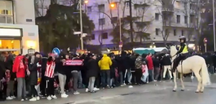  馬競球迷進入伯納烏時向人群投擲雜物，導(dǎo)致安保對其進行脫鞋檢查