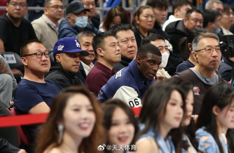  真籃球迷！國安外援法比奧攜玉昆外援科斯塔來到五棵松觀戰(zhàn)CBA