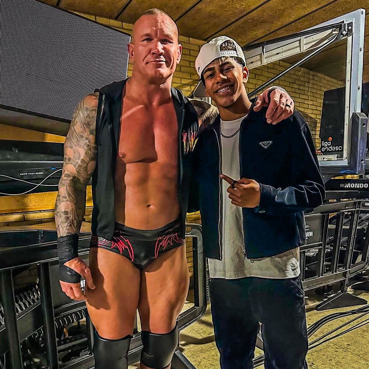 小心RKO！亞馬爾現(xiàn)場觀戰(zhàn)WWE，和奧爾頓、Triple H等合影