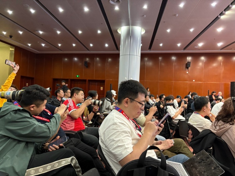  萬眾矚目！記者擠滿國足賽前新聞發(fā)布廳，賽場記者預(yù)計(jì)超300人