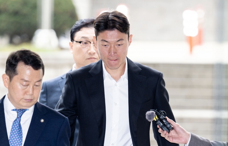  韓國(guó)國(guó)腳黃義助非法拍攝不雅視頻，一審被判有期徒刑1年緩刑2年！