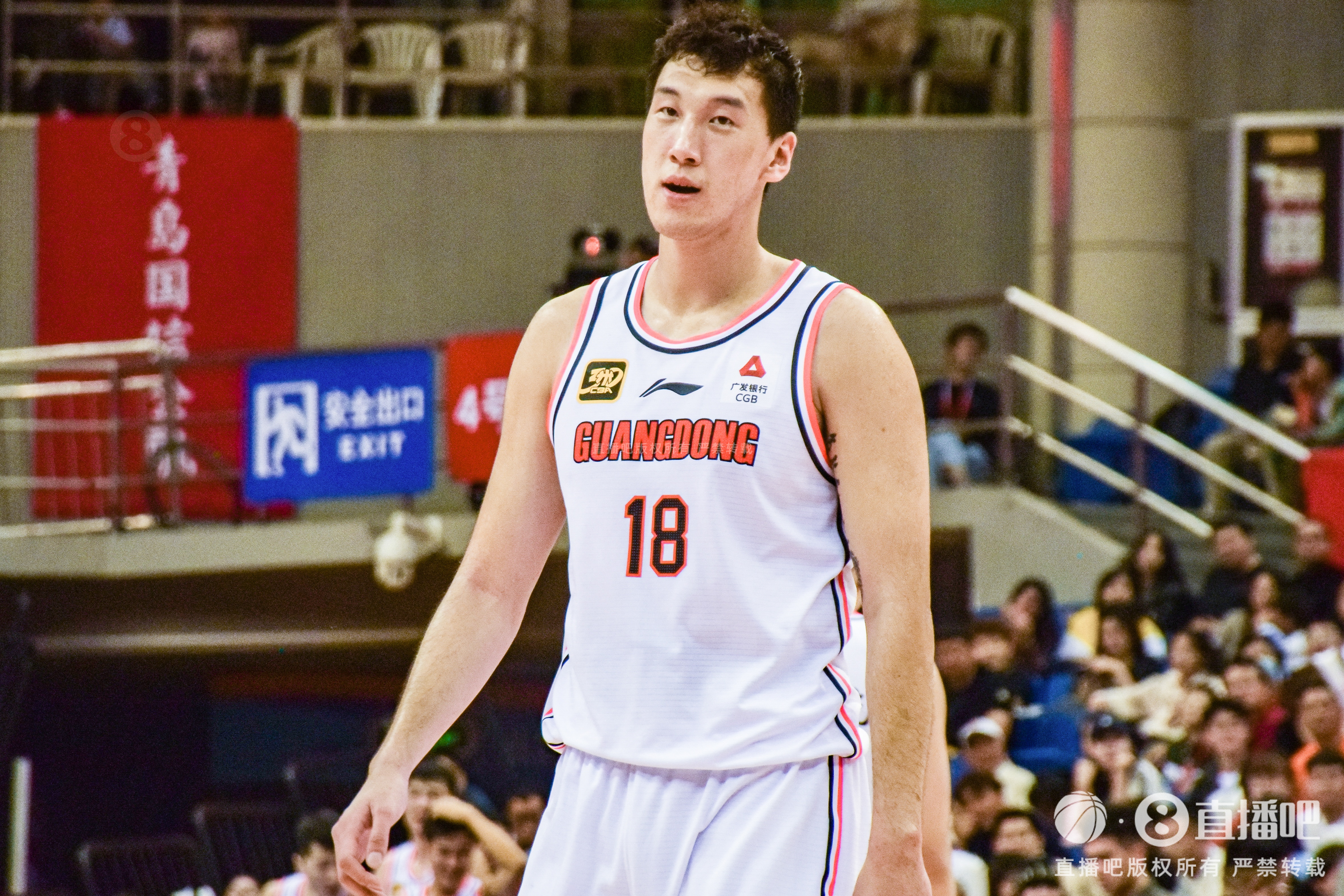 神射手！杜潤旺上半場三分5中4得到12分1板1助1斷