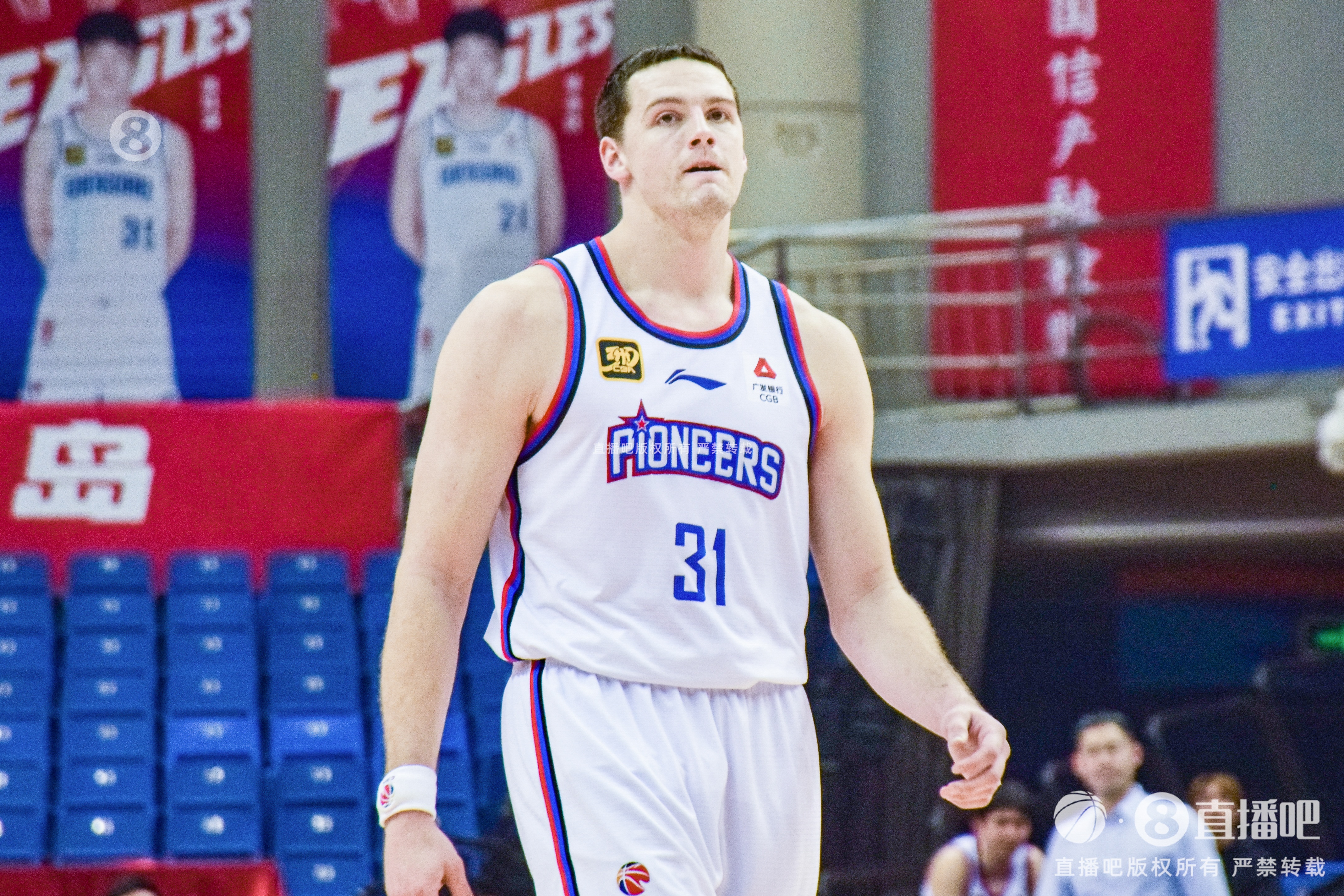  手感來遲了！大衛(wèi)-詹姆斯19中7&三分10中4拿到18分15籃板